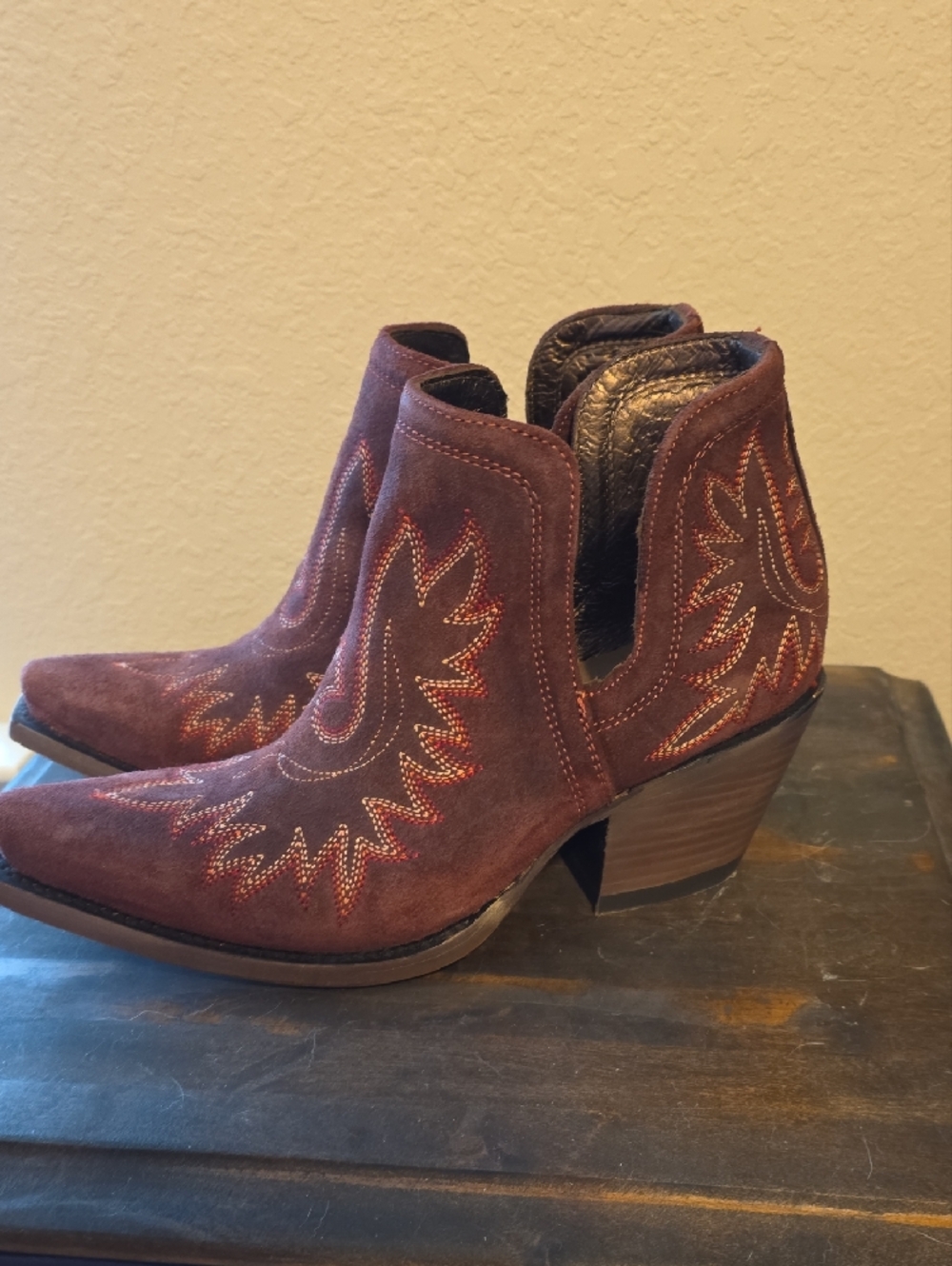 Ariat Size 8.5 Burgundy Suede Western Ankle Booties - Picture 4 of 4